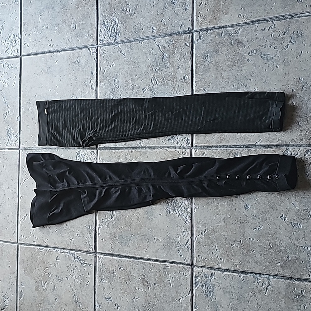 2/10$ Black leggings